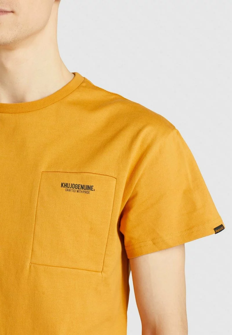 Khujo HERMAN - Camiseta Estampada - Dark Ochre, Hombre 5 Khujo HERMAN - Camiseta Estampada - Dark Ochre, Hombre - Imagen 5